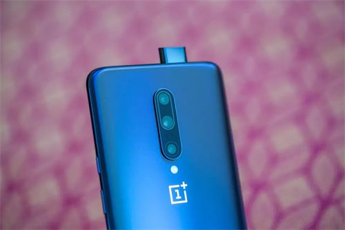 OnePlus 7 Pro投注弹出式摄像头 无缺口显示器以证明高价