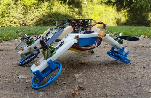 这个聪明的变形机器人在其旋转臂上飞行并滚动