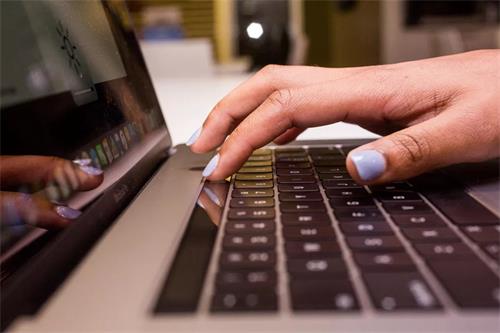 Apple在新的MacBook Pro更新中重新设计键盘 并承诺快速修复粘滞键