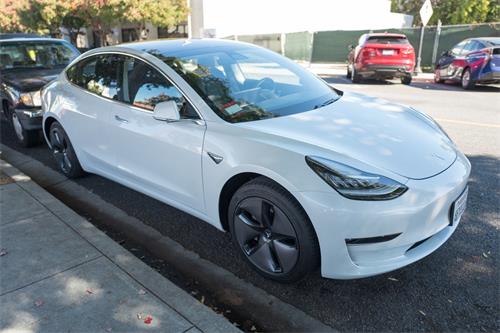 特斯拉开始锁定入门级Model 3的功能