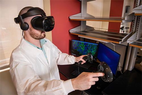VR和显微镜帮助科学家们看到内部疾病