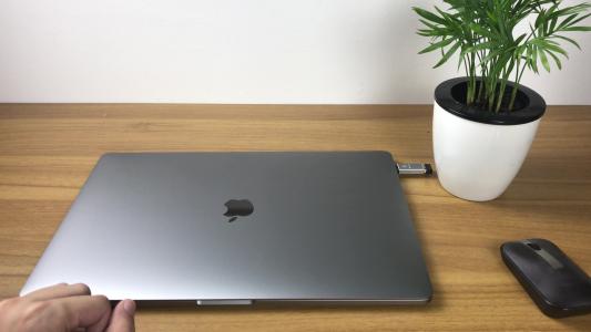 在新的双端口MacBook Pro中告别功能键和可插拔SSD
