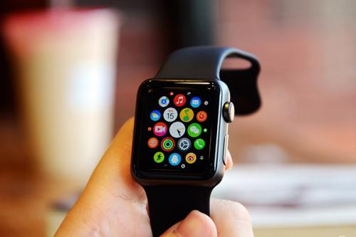 Apple Watch系列5永远在线展示与陶瓷和钛金属模型