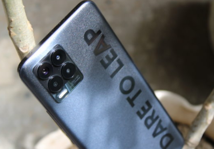 荣耀8Pro是另一款价格实惠的带有108MP摄像头的手机