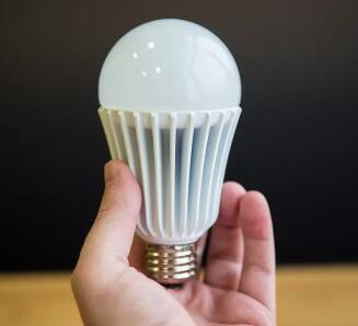 Utilitech的100W等效LED灯泡可以提高亮度