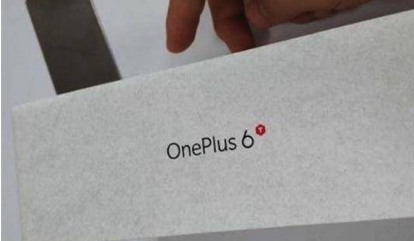 出现OnePlus6T零售包装盒显示显示屏下方的指纹传感器