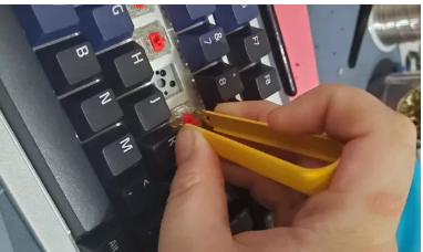 如何在机械键盘上找到润滑开关