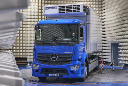 2022款梅赛德斯奔驰eActros电动卡车功率高达536马力续航里程达248英里