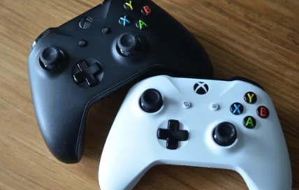 微软新的Xbox控制器固件可让您在配对设备之间快速切换