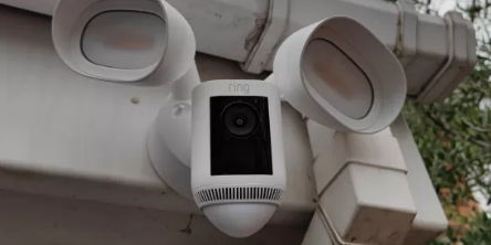 RingFloodlightCamWiredPro家庭安全摄像头评论