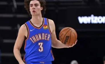 观看雷霆队的乔什吉迪成为NBA历史上最年轻的三双