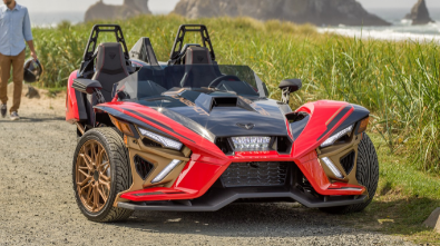 2月16日2022PolarisSlingshotSignatureLE首次亮相外观堪比Ironman
