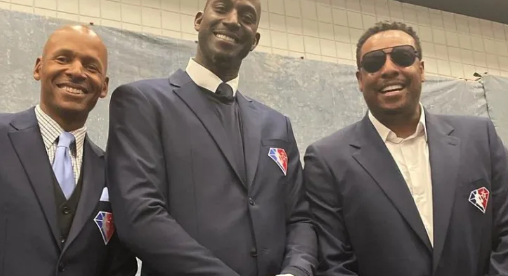 2月24日凯文加内特 保罗皮尔斯 雷阿伦在NBA75周年球队庆典上合影留念