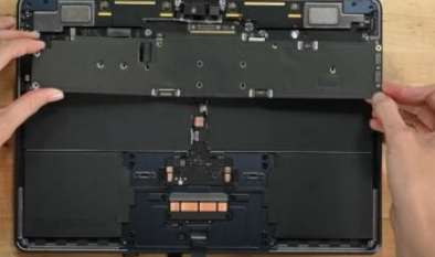 M2MacBookAir获得iFixit拆解处理显示缺少散热器加速度计等