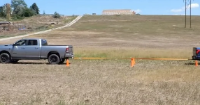 福特F150闪电在拔河比赛中面对DieselRam2500康明斯