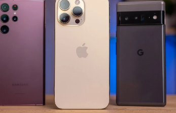 Apple的iPhone14Pro现已上市并已上架并交到满意的顾客手中