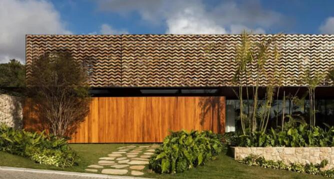 一个使用木材展现其美感的现代住宅